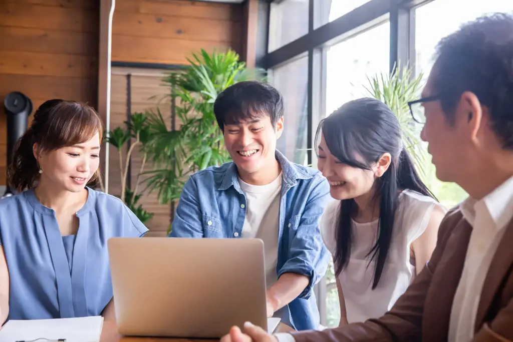 会議室でPCを見る社員たち