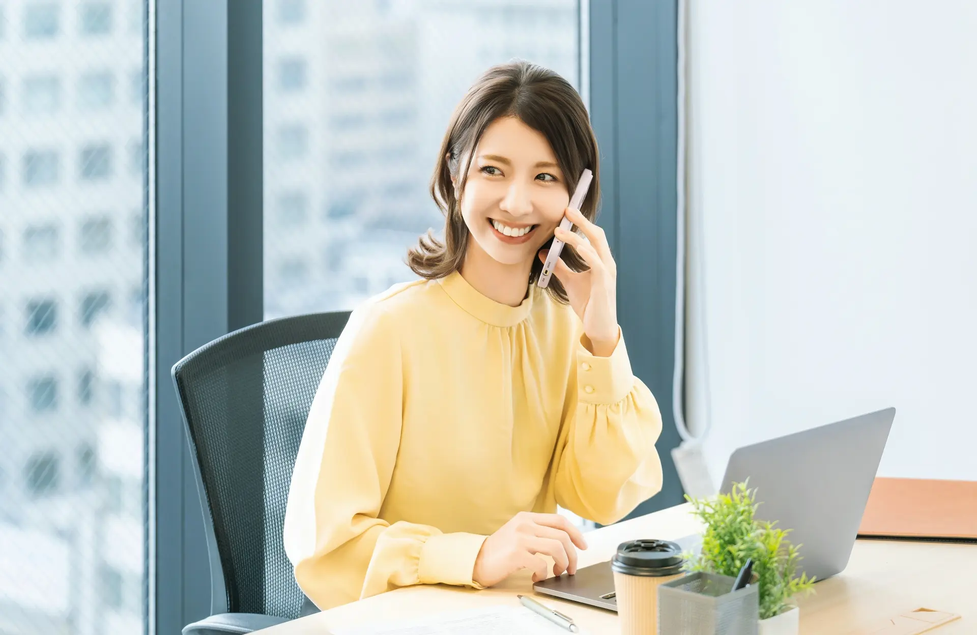電話をする女性